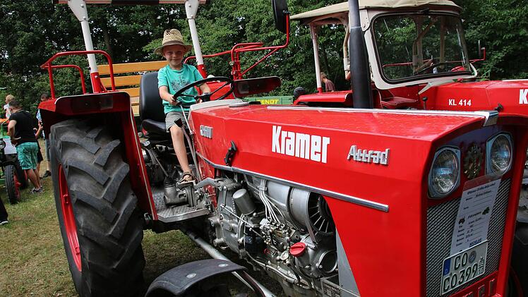 Henning Erhard (Dietersdorf) hat den Sitz des Kramer D-326 aus dem Jahr 1967 erklommen - und sichtlich Spaß am "Bulldogfahren". Lenken ist für ihn das Schönste. Foto: Bettina Knauth