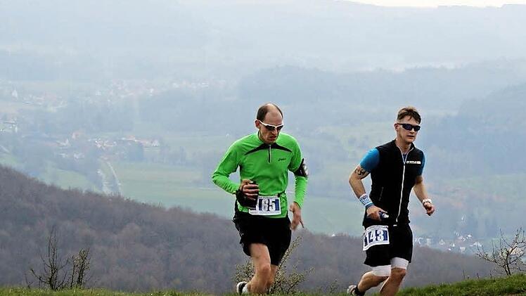 Die Marathonl&auml;ufer J&uuml;rgen Stark aus Sonneberg (rechts) und Thomas M&ouml;ller laufen auf den Staffelberg.  Fotos: Mario Deller