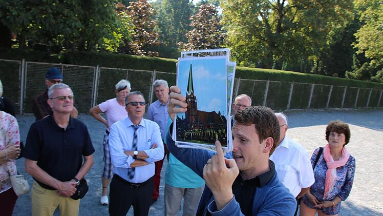 Gästeführer Marcel Zierenberg begleitete die Gruppe mit Humor und anschaulichen Beispielen durch seine Heimatstadt Berlin. Foto: Ralf Ruppert