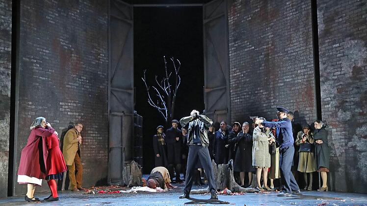 Szene aus Leos Janáceks Oper "Das schlaue Füchslein" am Landestheater Coburg. Foto: Henning Rosenbusch