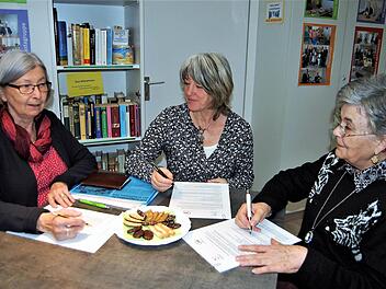 Mitten in der organisatorischen Vorbereitung der Ferienbetreuung sind (von links) Christine Müller und Barbara Spies, beide Vorstandsmitglieder des Vereins Generationen-Netz, mit Rosaline Heider, stellvertretende AWO-Kreisvorsitzende.  Foto: Sigismund von Dobschütz