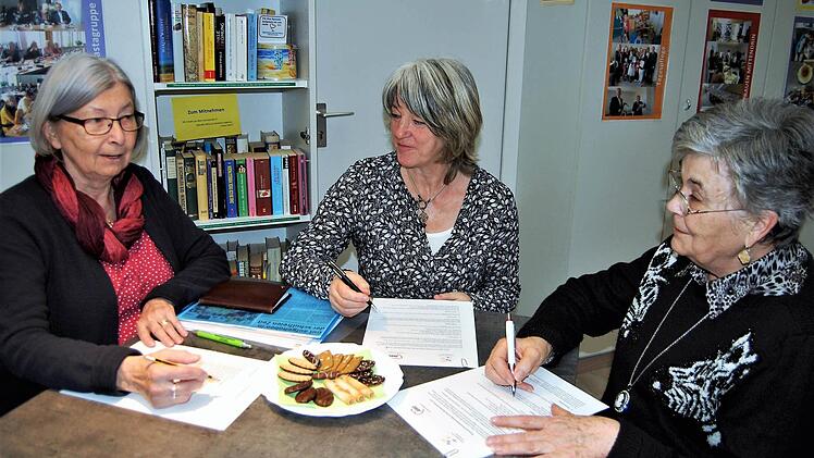 Mitten in der organisatorischen Vorbereitung der Ferienbetreuung sind (von links) Christine Müller und Barbara Spies, beide Vorstandsmitglieder des Vereins Generationen-Netz, mit Rosaline Heider, stellvertretende AWO-Kreisvorsitzende.  Foto: Sigismund von Dobschütz