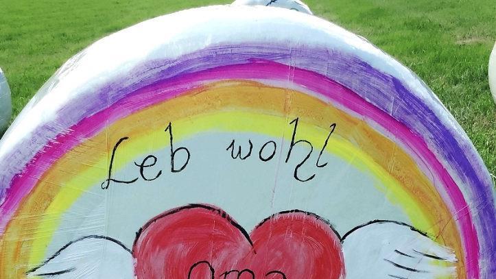 Kreative Kinderkunst: Abschiedsgruß für die Oma  Fotos: Bernadette Wehringer und Richard Sänger