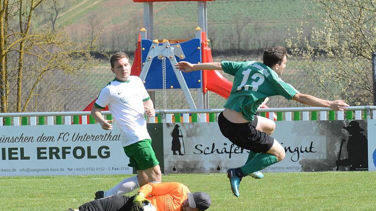 Das hätte das Unentschieden werden können: Bad Neustadts Torwart Marcel Enders hält in diesem Bild den Ball von Untererthals Lukas Tartler (rechts) fest.  Bad Neustadts Christian Dietz wäre zu spät gekommen.ssp