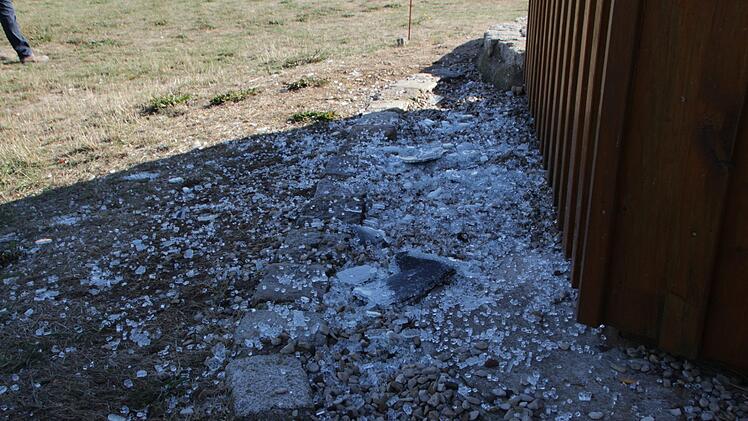 Glassplitter  auf dem ganzen Areal:  Chaoten haben - vermutlich am vergangenen Kerwawochenende -  die Scheiben am Lonnerstadter Aussichtspavillon  zerstört.   Bürgermeister Stefan Himpel hat  die Polizei gerufen und  Anzeige gegen Unbekannt gestellt.  Foto: Christian Bauriedel