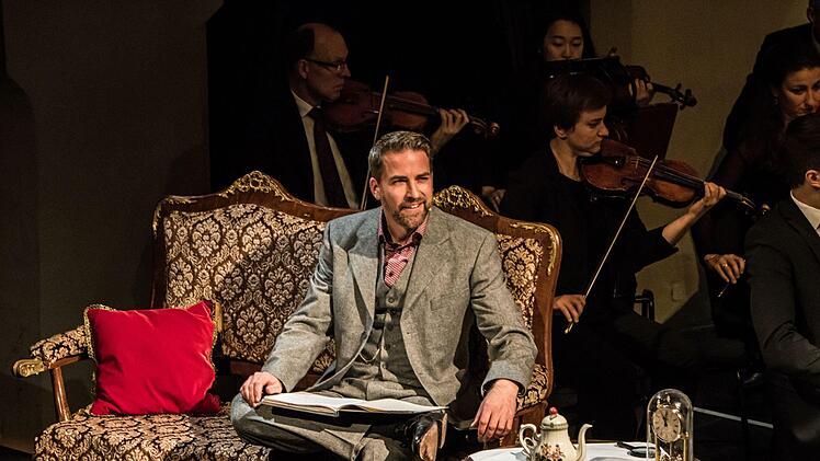Klangvolle Erstaufführung: Als sinfonisches Märchen mit der Musik von Roland Fister zog "Alice im Wunderland" beim Kinderkonzert im Landestheater in Bann. Den Part des Sprechers übernahm Frederik Leberle.Foto: Jochen Berger