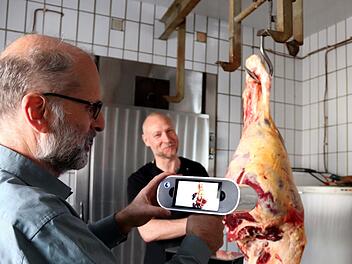 Jürgen Fleischmann quittierte Michael Jostmeiers wissenschaftliche Arbeit mit einem Schmunzeln.    Foto: Johanna Blum