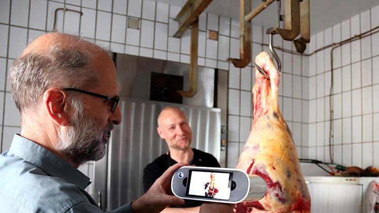 Jürgen Fleischmann quittierte Michael Jostmeiers wissenschaftliche Arbeit mit einem Schmunzeln.    Foto: Johanna Blum