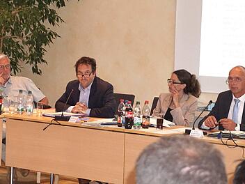 Rechtsanwalt Michael Beisse, zwischen Kämmerer Herbert Barth und Verwaltungsleiterin Eva Fröhlich sowie Bürgermeister Heinrich SüßRichard Sänger