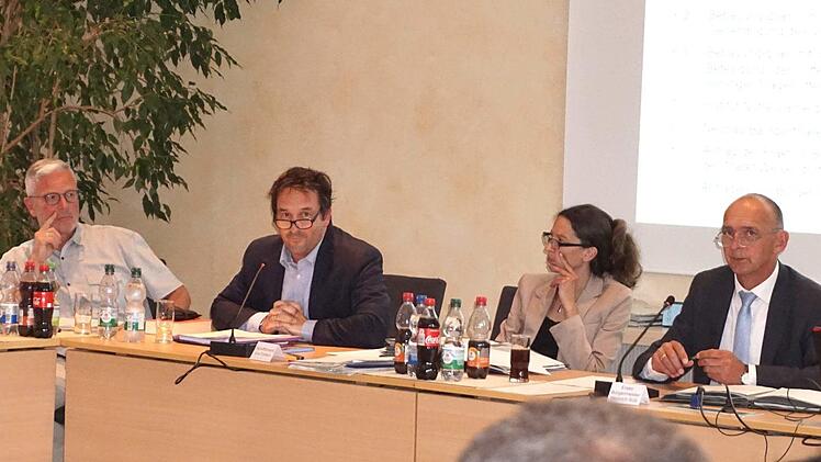 Rechtsanwalt Michael Beisse, zwischen Kämmerer Herbert Barth und Verwaltungsleiterin Eva Fröhlich sowie Bürgermeister Heinrich SüßRichard Sänger