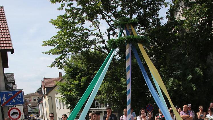 Blumen und Kränze für die Mädchen, Fliege und kurze Hosen für die Jungs: Die Grundschule An der Heubischer Straße zeigte, wie das Kinderfest anno dazumahl aussah. Fotos: Michael Stelzner
