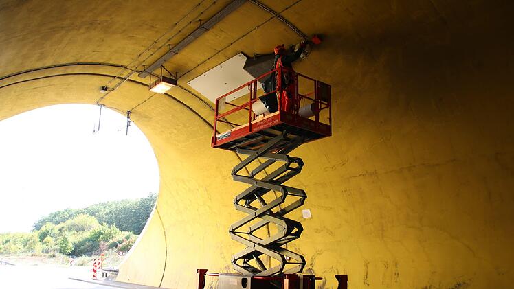Auch die Lautsprecher an der Tunneldecke &uuml;berpr&uuml;fen die Arbeiter.