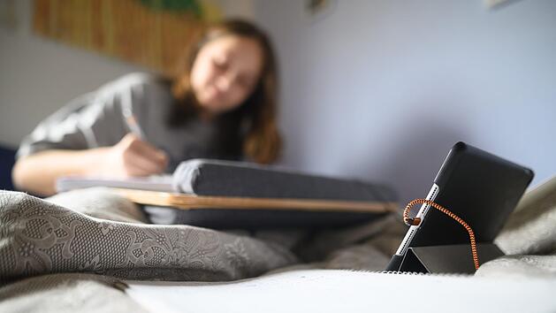Viele Schüler arbeiten aktuell zu Hause. Trotz Schulausfall sind sie nicht untätig. Symbolbild: Sebastian Gollnow/dpa