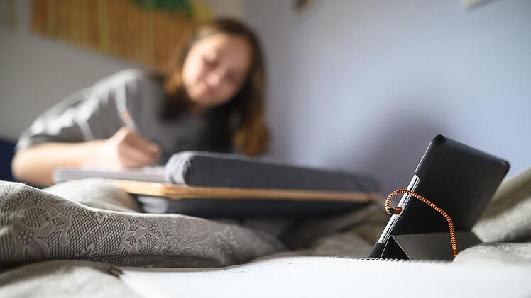 Viele Schüler arbeiten aktuell zu Hause. Trotz Schulausfall sind sie nicht untätig. Symbolbild: Sebastian Gollnow/dpa