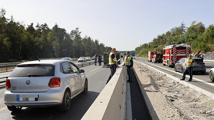 T&ouml;dlicher Motorradunfall auf der A73 bei N&uuml;rnberg:  Ein 63-j&auml;hriger Biker, der ohne Helm, auf die Autobahn fuhr, st&uuml;rzte nach einem Zusammensto&szlig; mit einem Lkw schwer und erlitt t&ouml;dliche Verletzungen.