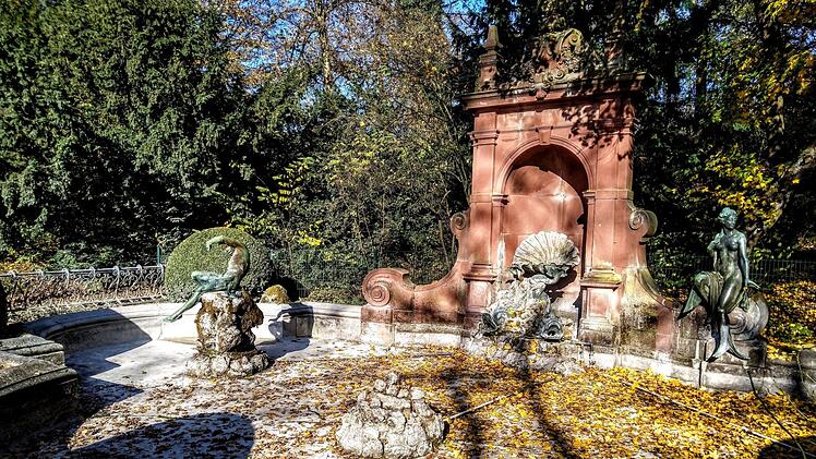Ausgebessert wurden bereits Teile des beschädigten Ziergitters rund um den Alfred-Brunnen im Coburger Hofgarten.Foto: Jochen Berger