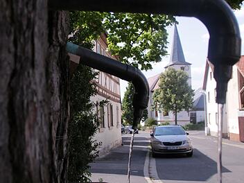 Der Lindenbrunnen an der Dorflinde, die Lindenstraße sowie das Kirchenumfeld sind die zentralen Bereiche, die von der Dorferneuerung profitieren sollen. Foto: Benedikt Borst