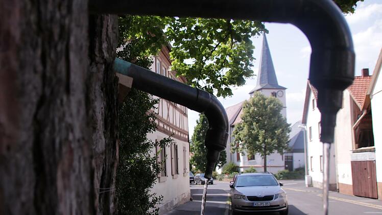 Der Lindenbrunnen an der Dorflinde, die Lindenstraße sowie das Kirchenumfeld sind die zentralen Bereiche, die von der Dorferneuerung profitieren sollen. Foto: Benedikt Borst