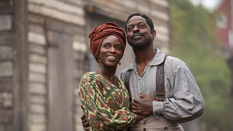 Miss Angie (Sharon Duncan-Brewster) und Medwin Harris (Sterling K. Brown) kümmern sich um die schwarze Community in ihrer Gegend.