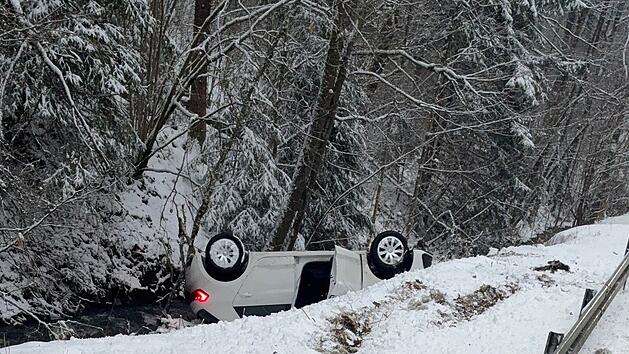 Glatte Stra&szlig;en im Kreis Kulmbach: Auto &uuml;berschl&auml;gt sich und landet auf Dach