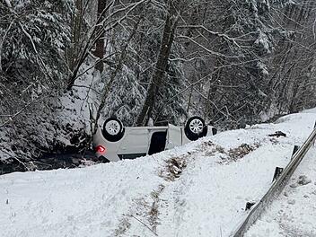 Glatte Straßen im Kreis Kulmbach: Auto überschlägt sich und landet auf Dach Glatte Straßen im Kreis Kulmbach: Auto überschlägt sich und landet auf Dach