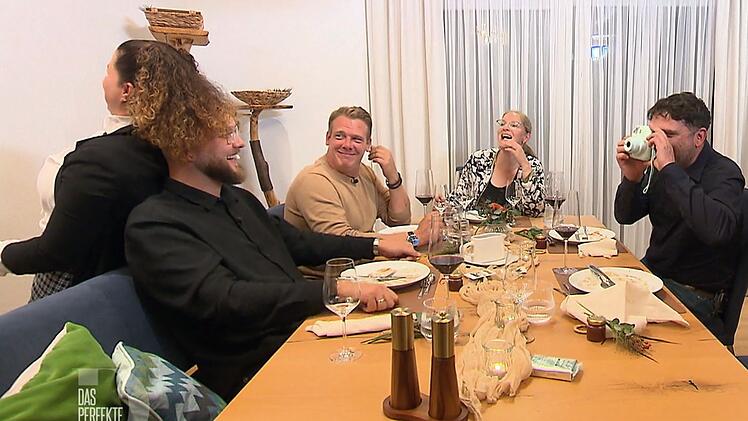 Ein bisschen Spa&szlig; muss sein: F&uuml;r ein lustiges Foto "leiht" Carina Luke ihre Haarpracht.