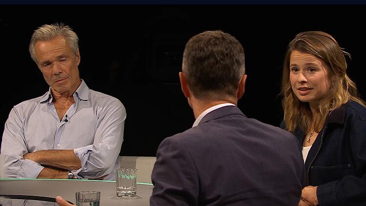 Manfred G&ouml;&szlig;l (Mitte), Hauptgesch&auml;ftsf&uuml;hrer der IHK f&uuml;r M&uuml;nchen und Oberbayern, versuchte Hannes Jaenicke und Klimaaktivistin Luisa Neubauer mit Argumenten zu begegnen.