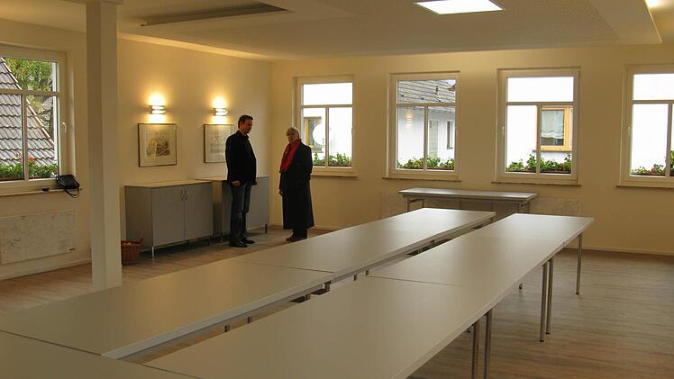 Bürgermeisterin Gunhild Wiegner und Volker Rosbigalle vom ausführenden Architekturbüro führen durch die neuen Räume.