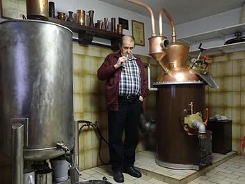 Für den ehemaligen Eisenbahner Hans Reitinger ist Schnapsbrennen das Größte. Für einen Schluck in seiner Probierstube auf dem Privatgrundstück in Prappach reisen Kunden bis aus Hamburg an.  Fotos: p