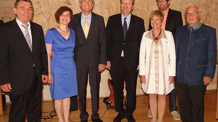 Bei der Verabschiedung von Schulrat Norbert Zwicker (von links) Bürgermeister Oskar Ebert, Norbert Zwickeer mit Frau Ursula, Abteilungsdirektor Gustav Eirich, Schulamtsdirektorin Ulrike Brech, Personalratsvorsitzender Matthias Weinberger und Landrat Rudolf Handwerker.
