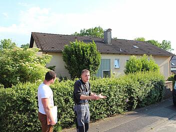 Dieses Haus am Buchenweg wollen die Brüder Tobias (links) und Daniel Zeiler sanieren und ausbauen. Das Haus am Hang darf aber nicht höher werden als es jetzt ist.  Foto: Andreas Dorsch
