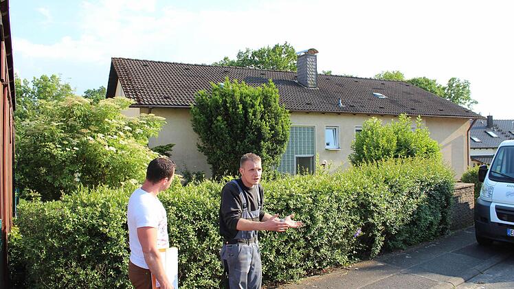 Dieses Haus am Buchenweg wollen die Brüder Tobias (links) und Daniel Zeiler sanieren und ausbauen. Das Haus am Hang darf aber nicht höher werden als es jetzt ist.  Foto: Andreas Dorsch