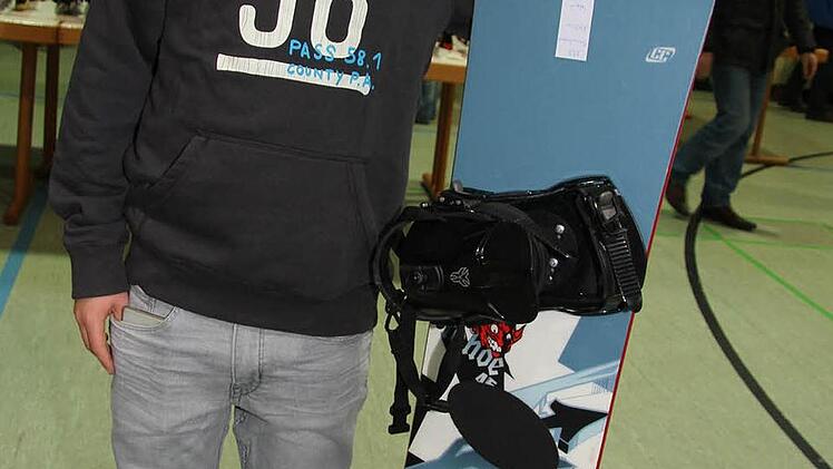 Paul Lange (12) freut sich - das neue Snowboard sieht gut aus.
