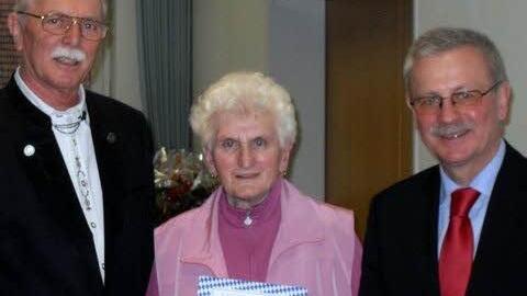 Elisabeth Hippler (M.) ist seit 25 Jahren Mitglied, rechts Bürgermeister Gotthard Schlereth , links Schriftführer Gerhard Füller.