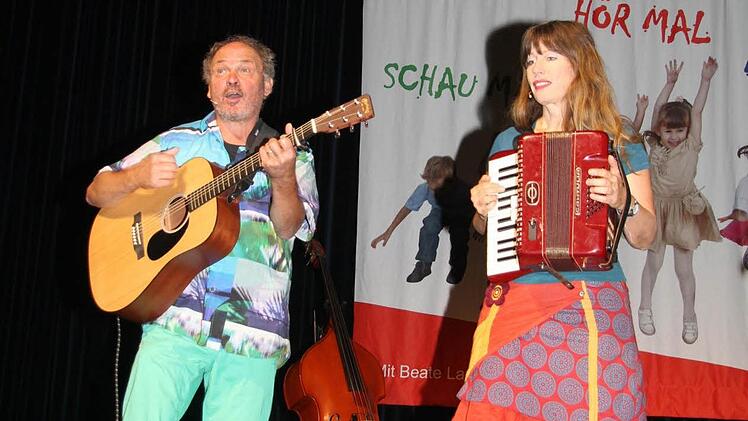 Wenn Beate Lambert und Georg Ferri Feils mit ihren Instrumenten loslegen, bleibt keiner lange sitzen. Foto: Sonja Adam