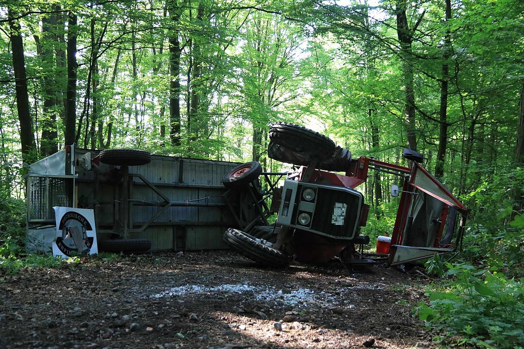Traktor kippt bei Falkenberg um - 13 Verletzte