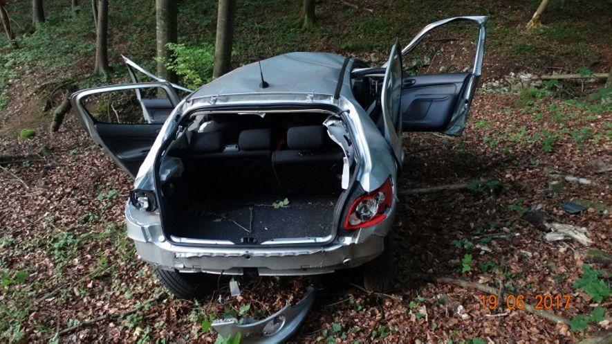 Egloffstein: Autofahrerin kracht 30 Meter in den Wald
