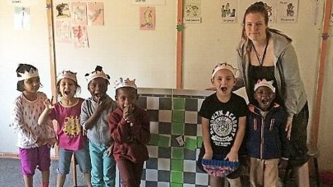 Hlokomela unterstützt auch die Kleinen - auf dem Foto zu sehen ist Lisa-Marie-Zimmer mit Teilnehmern am "MiniChess Programm".  Foto: privat