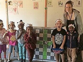 Hlokomela unterstützt auch die Kleinen - auf dem Foto zu sehen ist Lisa-Marie-Zimmer mit Teilnehmern am "MiniChess Programm".  Foto: privat