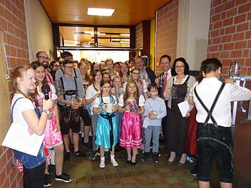 Mit einem zünftigen Fest wurde die Inbetriebnahme des neuen Wasserspenders an der Bad Brückenauer Realschule gefeiert. Zum symbolischen "Anstich" waren die Vertreter der Schülerschaft sogar extra in Dirndl und Lederhose gekommen. Foto: Rolf Pralle