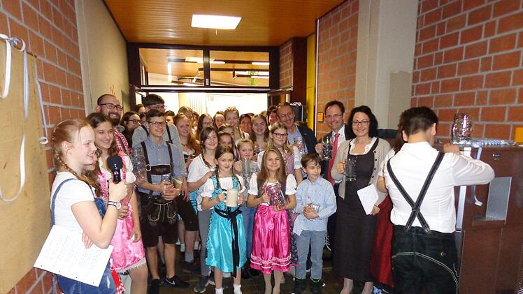 Mit einem zünftigen Fest wurde die Inbetriebnahme des neuen Wasserspenders an der Bad Brückenauer Realschule gefeiert. Zum symbolischen "Anstich" waren die Vertreter der Schülerschaft sogar extra in Dirndl und Lederhose gekommen. Foto: Rolf Pralle