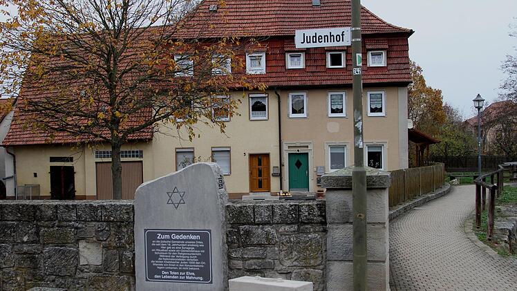 Hier am "Judenhof" in Ebelsbach wurde das neue "Denkmal" neben der Gedenktafel aufgestellt, um an ein schlimmes Kapitel der Geschichte zu erinnern.