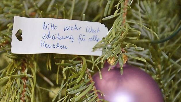 Die Spender hatten ihre W&uuml;nsche auf einen kleinen Zettel am Wunschbaum geschrieben.