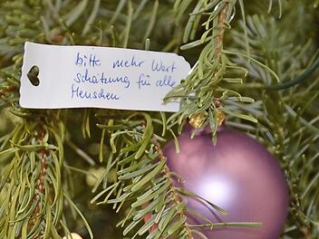 Die Spender hatten ihre Wünsche auf einen kleinen Zettel am Wunschbaum geschrieben.