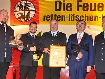 Stefan Hofmann wurde zum Ehrenkommandanten der FFW Nüdlingen ernannt (von links):  Stefan Eichholz (Vorsitzender des Feuerwehrvereins),  Florian Wilm (2. Kommandant der FFW Nüdlingen),  Stefan Hofmann, Bürgermeister Harald Hofmann,  Alexander Frey (1. Kommandant).  Foto: Arthur Stollberger