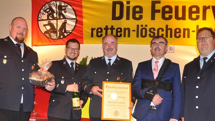 Stefan Hofmann wurde zum Ehrenkommandanten der FFW Nüdlingen ernannt (von links):  Stefan Eichholz (Vorsitzender des Feuerwehrvereins),  Florian Wilm (2. Kommandant der FFW Nüdlingen),  Stefan Hofmann, Bürgermeister Harald Hofmann,  Alexander Frey (1. Kommandant).  Foto: Arthur Stollberger