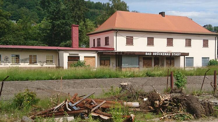 Trostlos: Am Bad Brückenauer Bahnhofsareal bleibt viel Platz für Umgestaltung. Foto: Steffen Standke