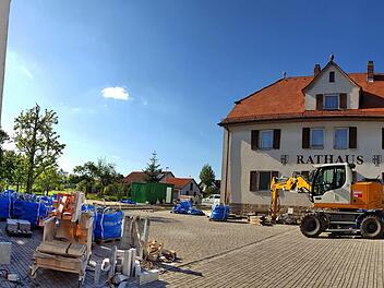 Rund um das Rannunger Rathaus wird viel gearbeitet, um den Platz zwischen  der alten Schule, der Kirche und dem Rathaus selbst neu zu gestalten. Am  Rathaus wird es, zumindest vorläufig, keine Ladesäule für Elektroautos  geben. Foto: Dieter Britz