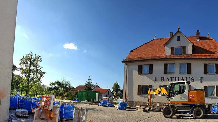 Rund um das Rannunger Rathaus wird viel gearbeitet, um den Platz zwischen  der alten Schule, der Kirche und dem Rathaus selbst neu zu gestalten. Am  Rathaus wird es, zumindest vorläufig, keine Ladesäule für Elektroautos  geben. Foto: Dieter Britz