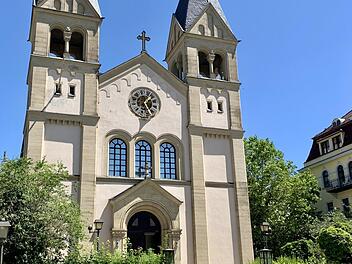 Hoch ragen die Türme der Erlöserkirche in den Himmel hinauf.   Annett Lüdeke